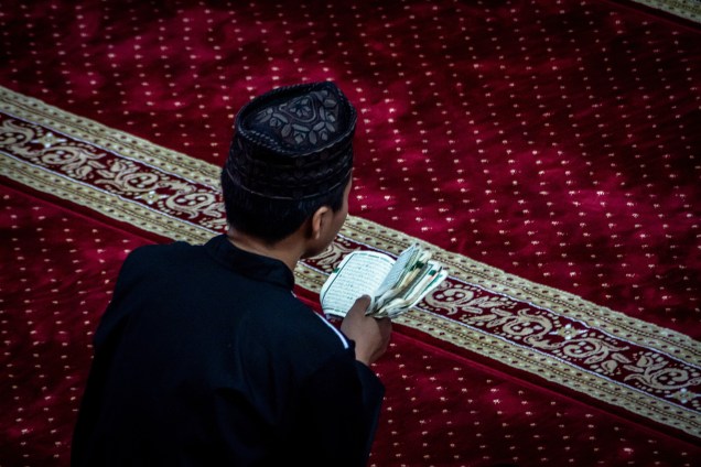 Muçulmano lê o Alcorão, durante o mês sagrado do Ramadã na Mesquita do Centro Islâmico, localizado na Universidade de Ahmad Dahlan, na Indonésia - 06/05/2019