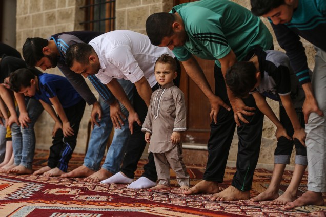 Muçulmanos são vistos na Grande Mesquita de Omari, na cidade de Gaza, durante o mės do Ramadã - 06/05/2019