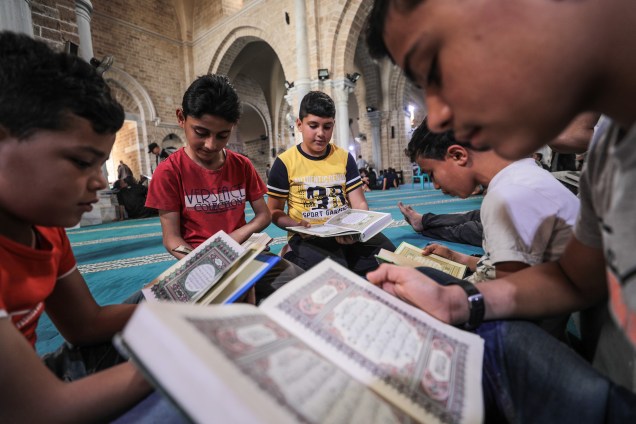 Muçulmanos na Grande Mesquita de Omari, na Cidade de Gaza, durante o mės do Ramadã - 06/05/2019