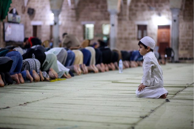 Criança participa da oração de Taraweeh, durante o mês do Ramadã, na Cidade de Gaza  - 07/05/2019