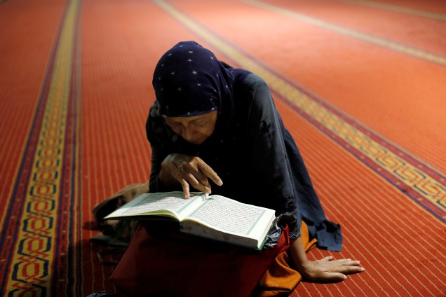 Mulher muçulmana lê o Alcorão depois de oração da manhã durante o mês de jejum do Ramadã, na mesquita Istiqlal em Jacarta, na Indonésia - 07/05/2019