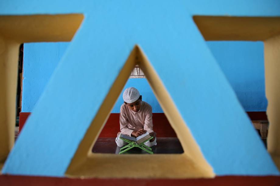 Menino muçulmano lê o Alcorão dentro de uma mesquita no primeiro dia do mês sagrado de jejum do Ramadã, nos arredores de Agartala, Índia - 07/05/2019