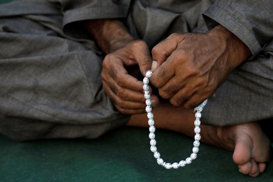 Homem realiza oração no mês de jejum do Ramadã, em uma mesquita de Karachi, Paquistão - 07/05/2019