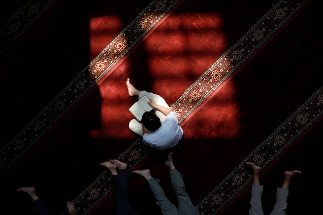 Homem muçulmano lê o Alcorão na mesquita de Cut Meutia durante o mês de jejum sagrado do Ramadã, em Jacarta, Indonésia - 08/05/2019 Homem muçulmano lê o Alcorão na mesquita de Cut Meutia durante o mês de jejum sagrado do Ramadã, em Jacarta, Indonésia - 08/05/2019