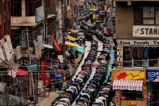 Muçulmanos realizam orações em uma estrada do lado de fora de uma mesquita na primeira sexta-feira do mês sagrado de jejum do Ramadã, em Srinagar - 10/05/2019