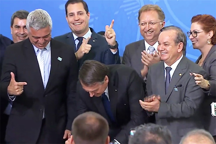 O presidente da República, Jair Bolsonaro, na cerimônia de assinatura do decreto da nova regulamentação do uso de armas e munições