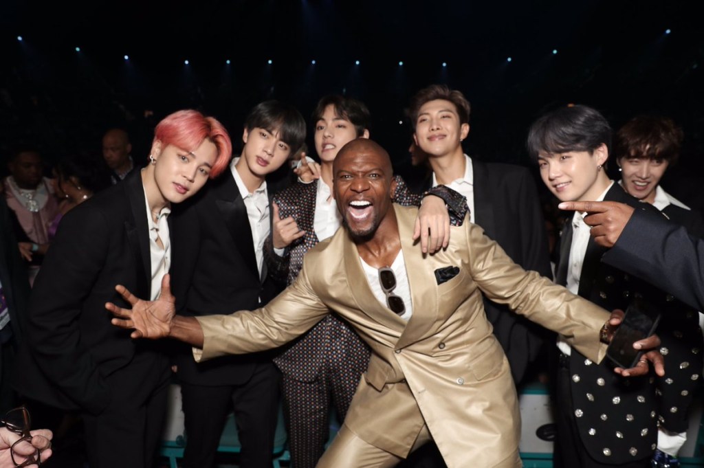 Terry Crews posa para foto com a banda sul-coreana BTS no Billboard Music Awards 2019