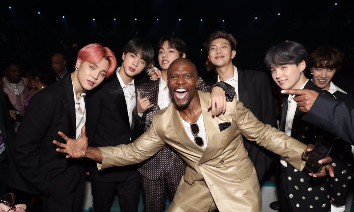 Terry Crews posa para foto com a banda sul-coreana BTS no Billboard Music Awards 2019