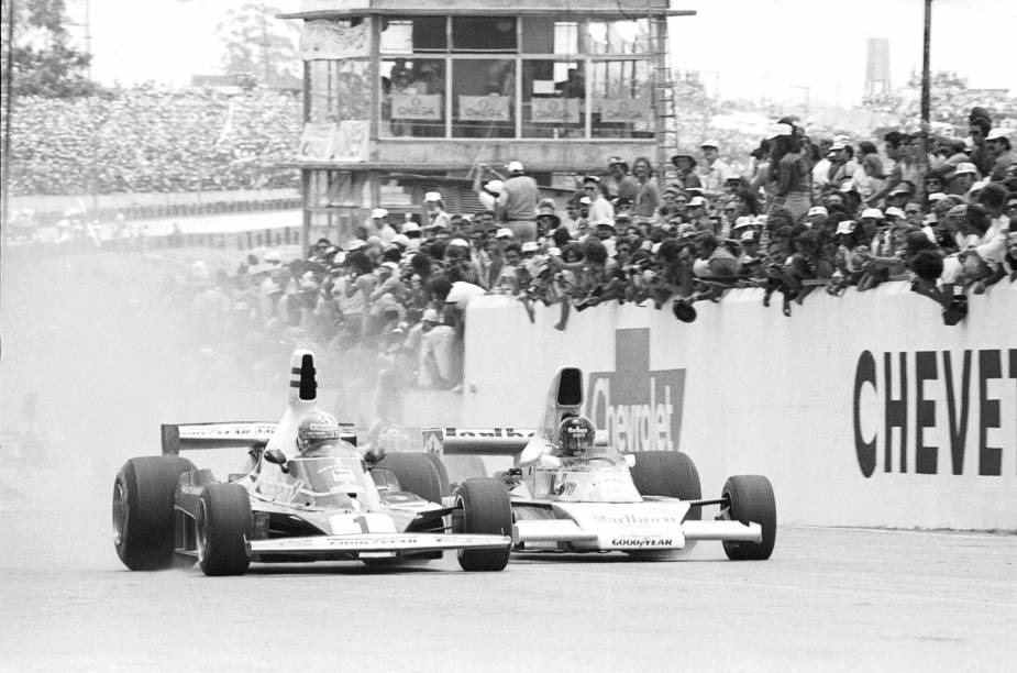 Niki Lauda da Ferrari, à esquerda, disputa posição com James Hunt da McLaren no GP Brasil de F1, no Autódromo de Interlagos. 1976