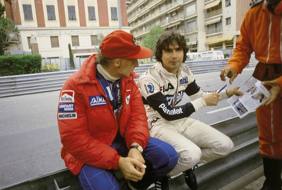 Niki Lauda e Nélson Piquet, sentados no guard-rail, no GP de Mônaco de 1987