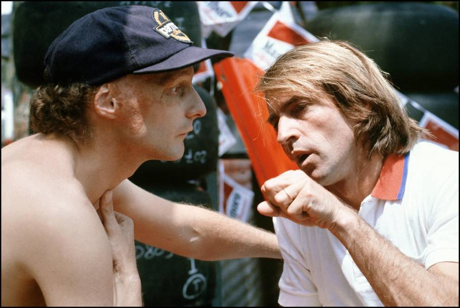 Niki Lauda conversa com o piloto francês Jacques Laffite durante os treinos para o GP de Mônaco de 1982