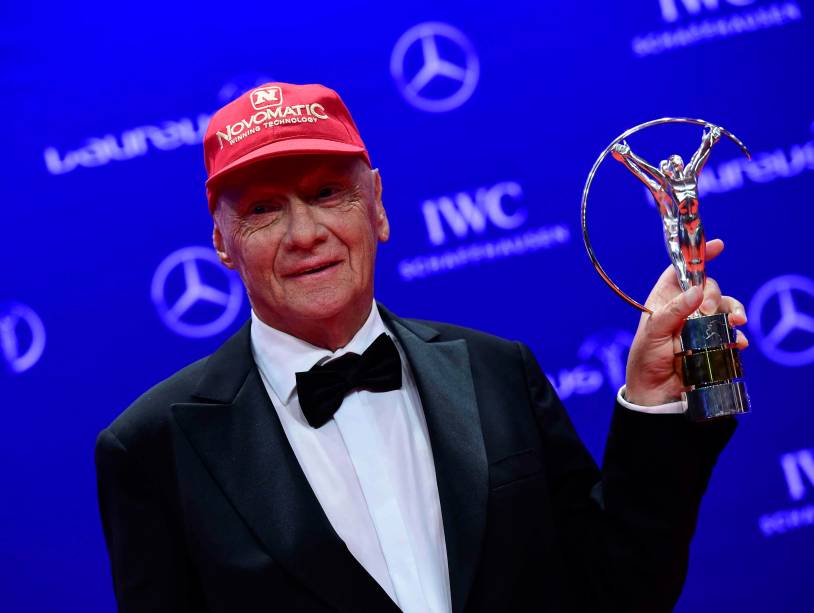 Niki Lauda posa com o troféu Laureus, recebido em 2016 pelo conjunto da obra