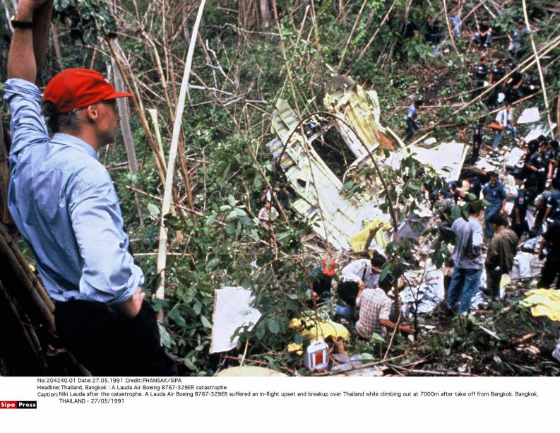 Niki Lauda observa trabalhos de resgate de um acidente de avião da sua companhia em Bangcoc, na Tailândia 27/05/1991