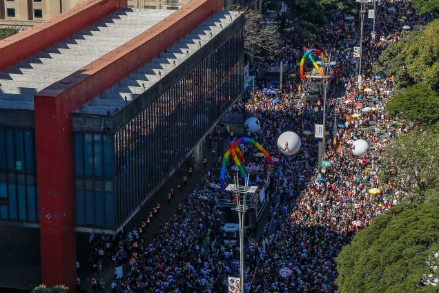 A 23ª edição da Parada do Orgulho LGBT na Avenida Paulista, <span>considerada a maior do mundo, reuniu 3 milhões de pessoas neste domingo (23). Ao todo, 19 trios elétricos desfilaram por cerca de sete horas de apresentações </span>- 23/06/2019