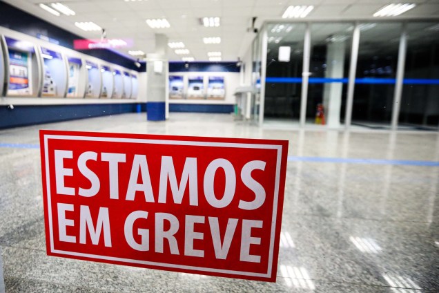 Agências bancárias amanhecem fechadas em Curitiba,  após bancários aderirem à greve geral convocada por sindicatos contra a Reforma da Previdência - 14/06/2019