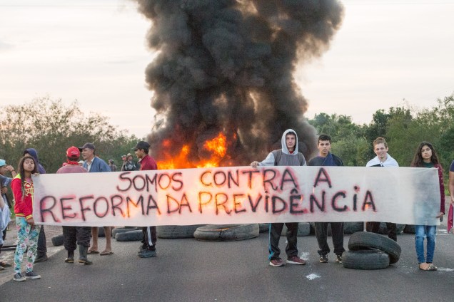 Militantes do MST bloqueiam a BR 290, no Km 124, em Porto Alegre (RS), causando enorme congestionamento, na manhã desta sexta-feira, durante greve geral convocada por sindicatos contra a Reforma da Previdência - 14/06/2019
