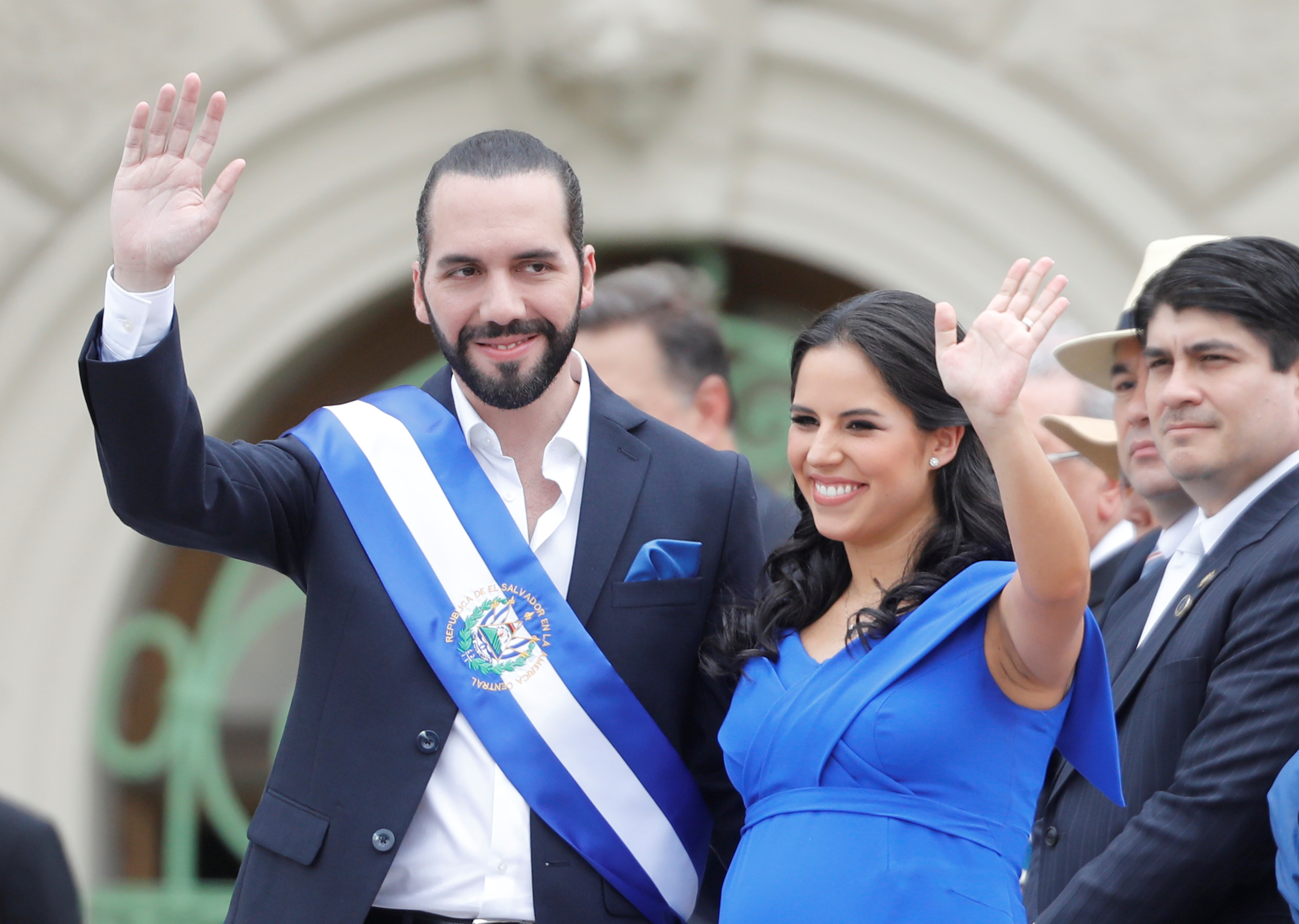 Novo presidente de El Salvador assume, encerrando domínio bipartidário
