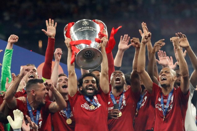 Liverpool supera o Tottenham na final e conquista a liga dos campeões, jogadores comemoram com a taça -  01/06/2019