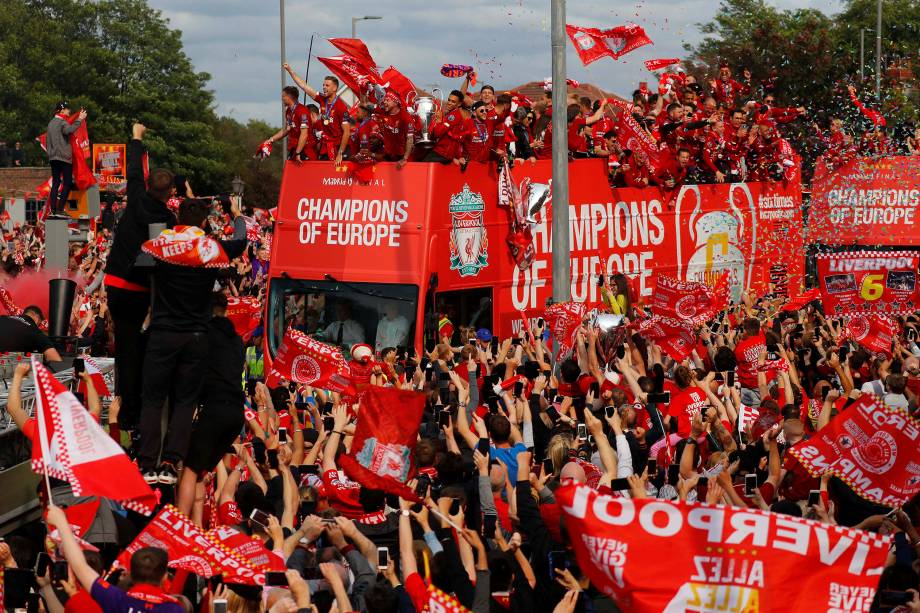 Campeões europeus chegam à cidade inglesa e desfilam em carro aberto para festejar com a torcida a conquista do troféu pela sexta vez - 02/062019