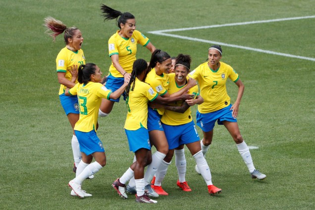 Jogadoras da seleção comemoram o gol de Cristiane na partida contra a Jamaica