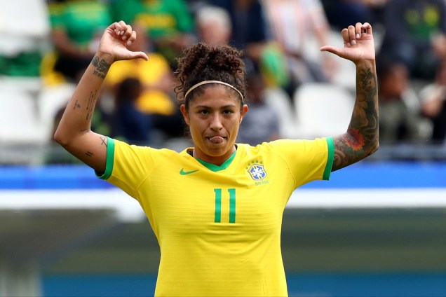 Cristiane comemora após marcar de cabeça contra a Jamaica na estreia da seleção brasileira na Copa do Mundo Feminina