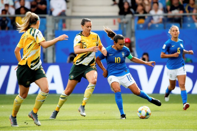 Emily Gielnik, jogadora da Austrália, disputa lance com Marta, da Seleção Brasileira, durante partida válida pela fase de grupos da Copa do Mundo Feminina, realizada em Montpellier, na França - 13/06/2019