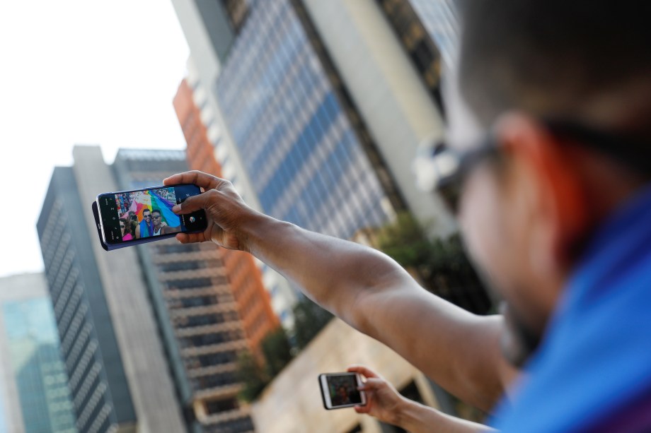 Dançarino tira selfie na 23ª edição da Parada do Orgulho LGBT na Avenida Paulista, <span>considerada a maior do mundo, reuniu 3 milhões de pessoas neste domingo (23). Ao todo, 19 trios elétricos desfilaram por cerca de sete horas de apresentações </span>- 23/06/2019