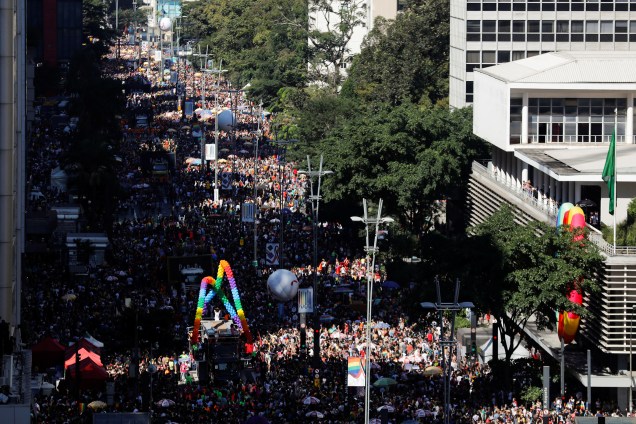 A 23ª edição da Parada do Orgulho LGBT na Avenida Paulista, <span>considerada a maior do mundo, reuniu 3 milhões de pessoas neste domingo (23). Ao todo, 19 trios elétricos desfilaram por cerca de sete horas de apresentações </span>- 23/06/2019