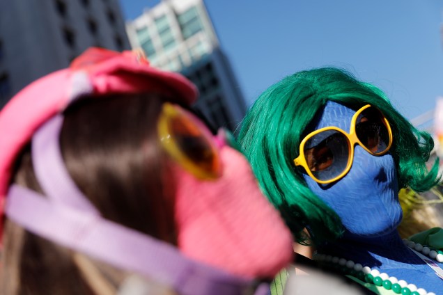 A 23ª edição da Parada do Orgulho LGBT na Avenida Paulista, <span>considerada a maior do mundo, reuniu 3 milhões de pessoas neste domingo (23). Ao todo, 19 trios elétricos desfilaram por cerca de sete horas de apresentações. Apesar de manifestações contra Bolsonaro darem o tom do evento, o tema do ato foi a Revolta de Stonewall, ocorrida em Nova York (EUA) em junho de 1969, que originou a parada na cidade americana e fortaleceu a militância do movimento </span>- 23/06/2019