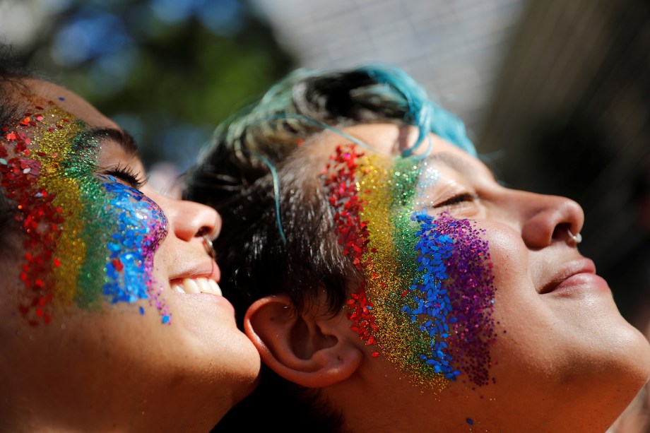 A 23ª edição da Parada do Orgulho LGBT na Avenida Paulista, <span>considerada a maior do mundo, reuniu 3 milhões de pessoas neste domingo (23). Ao todo, 19 trios elétricos desfilaram por cerca de sete horas de apresentações. Apesar de manifestações contra Bolsonaro darem o tom do evento, o tema do ato foi a Revolta de Stonewall, ocorrida em Nova York (EUA) em junho de 1969, que originou a parada na cidade americana e fortaleceu a militância do movimento </span>- 23/06/2019