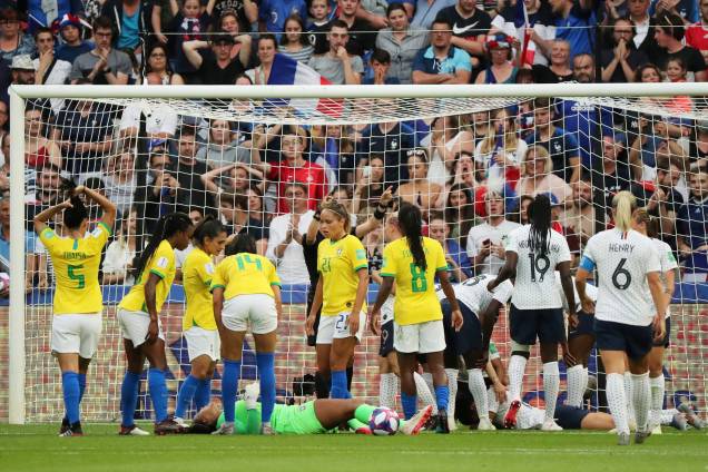 Goleira Bárbara no chão depois de sofrer uma lesão no jogo entre França e Brasil válido pela Copa do Mundo Feminina 2019 Oitavas de final - 23/06/2019