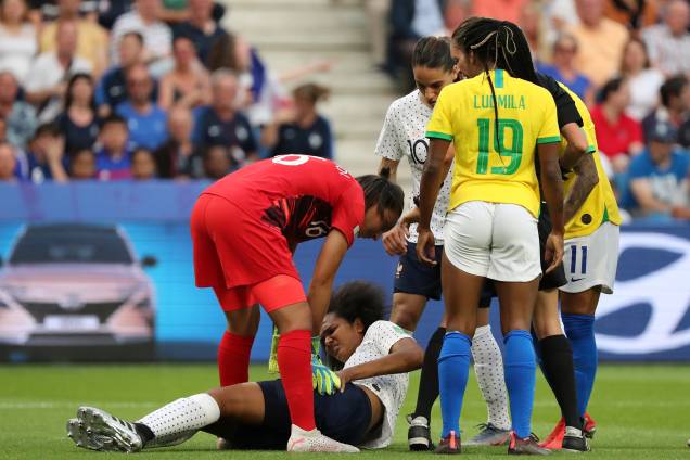 Jogadora Wendie Renard, da França, no chão depois de sofrer uma lesão entre França e Brasil Copa do Mundo Feminina 2019 Oitavas de final - 23/06/2019