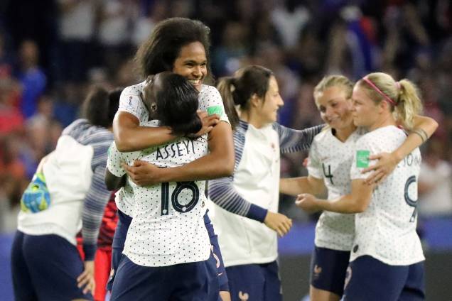 Jogadoras francesas Wendie Renard e Viviane Asseyi, comemoram vitória no jogo entre França e Brasil, válido pela Copa do Mundo Feminina 2019 Oitavas de final - 23/06/2019