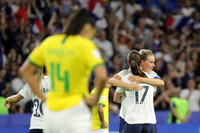 Jogadoras francesas Amandine Henry e Gaetane Thiney, comemoram vitória no jogo entre França e Brasil, válido pela Copa do Mundo Feminina 2019 Oitavas de final - 23/06/2019