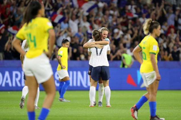 Jogadoras francesas Amandine Henry e Gaetane Thiney, comemoram vitória no jogo entre França e Brasil, válido pela Copa do Mundo Feminina 2019 Oitavas de final - 23/06/2019