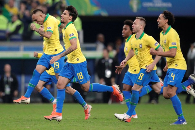 Jogadores da Seleção Brasileira comemoram após derrotarem paraguaios na cobrança das penalidades máximas - 27/06/2019