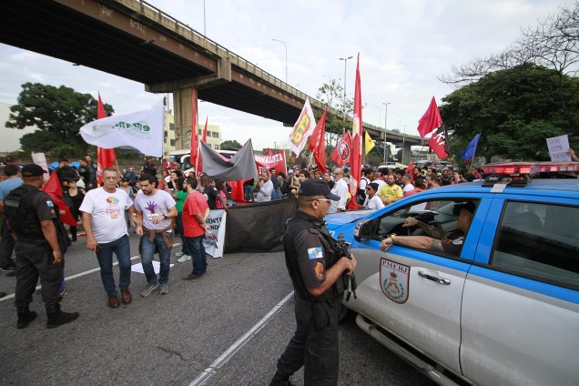 Movimento Sem Teto realiza protesto na região da Rodoviária Novo Rio, Zona Portuária do Rio de Janeiro (RJ), durante greve geral convocada por sindicatos contra a Reforma da Previdência - 14/06/2019