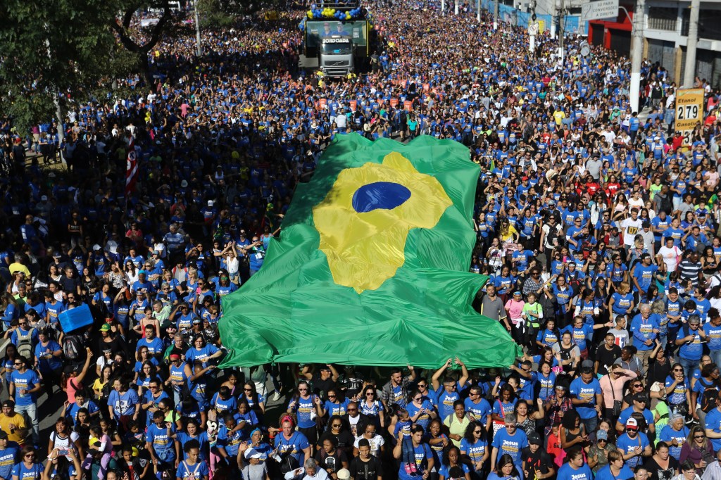 Milhares de fiéis evangélicos participam da 26ª edição da Marcha de Jesus, na região central de São Paulo em 2018
