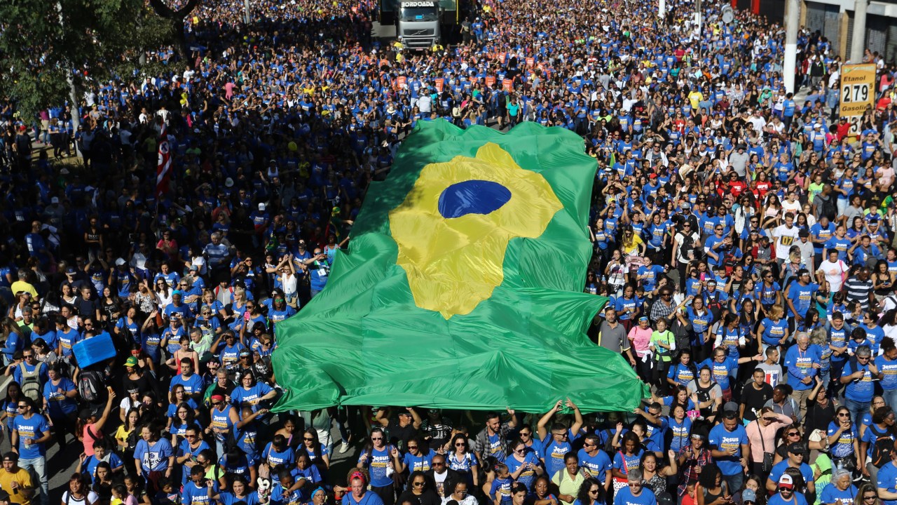 Milhares de fiéis evangélicos participam da 26ª edição da Marcha de Jesus, na região central de São Paulo em 2018