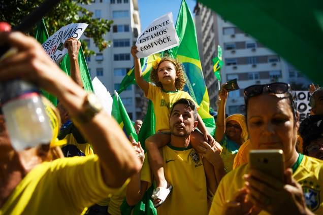 Criança exibe cartaz durante protesto a favor do ministro Sergio Moro, no Rio de Janeiro (RJ) - 30/06/2019