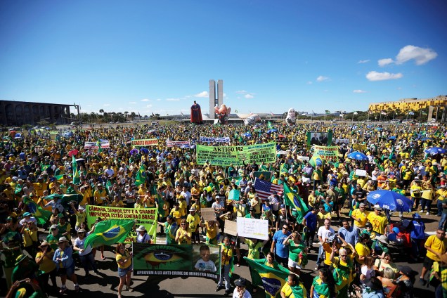 Manifestantes se aglomeram nos arredores do Congresso Nacional, em Brasília (DF), durante protesto a favor do ministro Sergio Moro e da Operação Lava-Jato - 30/06/2019