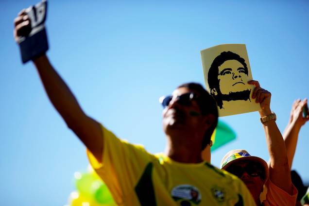 Manifestantes faz selfie durante protesto realizado em Brasília (DF) a favor do ministro Sergio Moro e da Operação Lava-Jato - 30/06/2019 Manifestantes faz selfie durante protesto realizado em Brasília (DF) a favor do ministro Sergio Moro e da Operação Lava-Jato - 30/06/2019