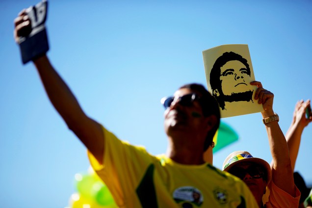 Manifestantes faz selfie durante protesto realizado em Brasília (DF) a favor do ministro Sergio Moro e da Operação Lava-Jato - 30/06/2019