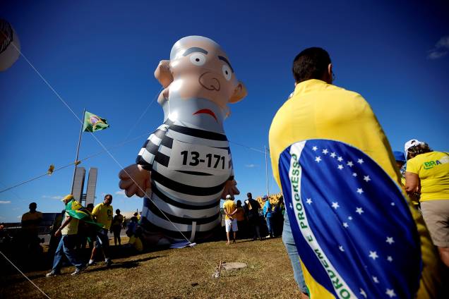 Pixuleco do ex-presidente Lula é erguido durante protesto realizado em Brasília (DF) - 30/06/2019 Pixuleco do ex-presidente Lula é erguido durante protesto realizado em Brasília (DF) - 30/06/2019