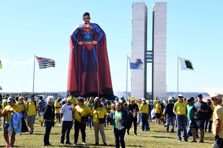 Pixuleco do ministro da Justiça e da Segurança Pública,  Sergio Moro, é erguido durante protesto realizado em Brasília (DF) - 30/06/2019