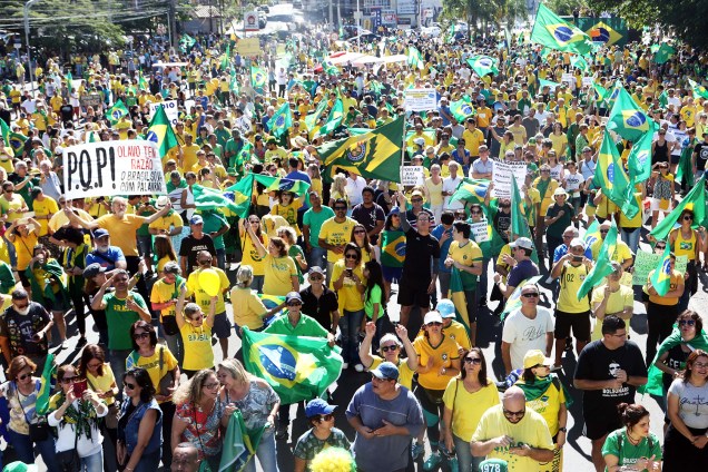 Apoiadores do presidente Jair Bolsonaro (PSL) fazem manifestação  na Avenida Norte-Sul, em Campinas (SP) - 30/06/2019