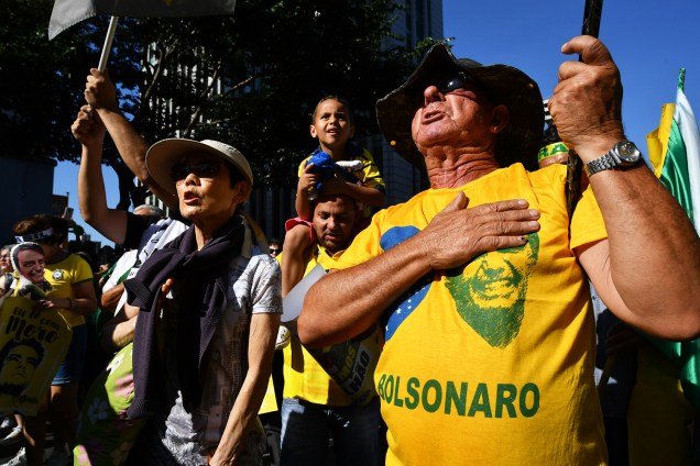 Apoiadores do presidente Jair Bolsonaro e do ministro Sergio Moro gritam palavras de ordem durante protesto realizado na Avenida Paulista, em São Paulo (SP) - 30/06/2019