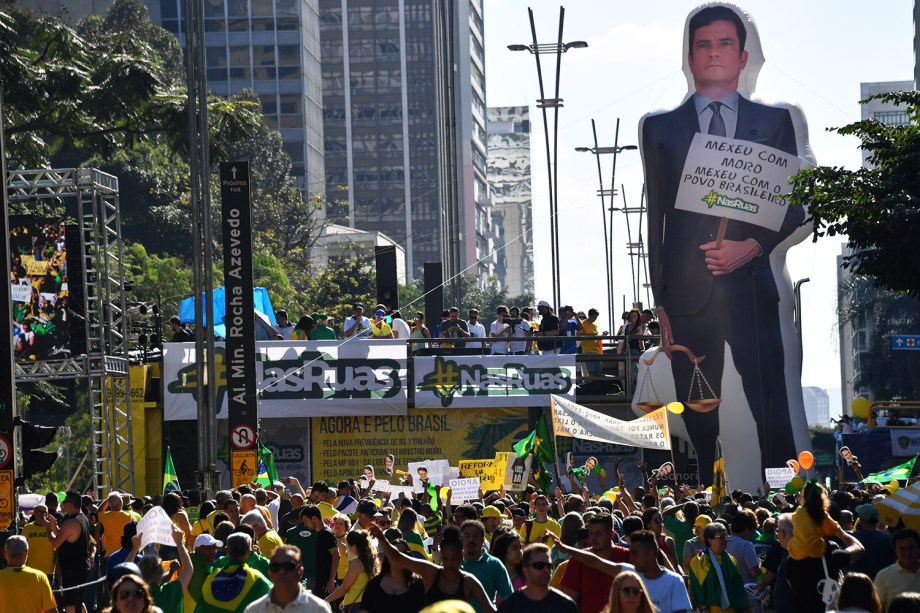 Pixuleco do ministro Sergio Moro é erguido na Avenida Paulista - 30/06/2019