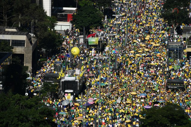 Vista aérea mostra manifestantes na Avenida Paulista, em São Paulo (SP), durante protesto em apoio ao ministro Sergio Moro - 30/06/2019