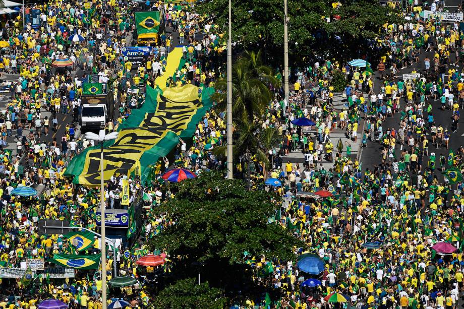 Vista aérea mostra manifestantes nos arredores da Praia de Copacabana, no Rio de Janeiro (RJ), durante protesto a favor do ministro Sergio Moro - 30/06/2019